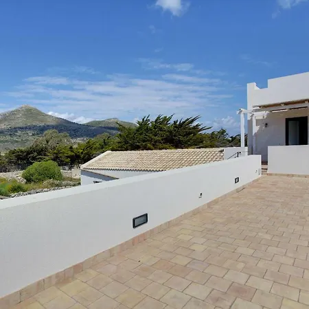 Senia Del Rais Favignana